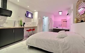 Love Room avec Jacuzzi Privatif Évasion Romantique à Castelsarrasin